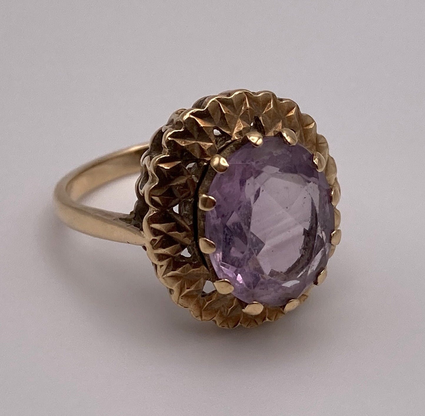 Vintage 10ctw Amethyst 9k Yellow Gold. Weight: 6.6 grams.